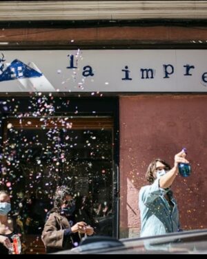 Kiti Mánver Instagram - Preciosa Noche de los Libros en la librería "La Imprenta" Una maravilla ver a gente muy joven disfrutando de la Poesía. Naturaleza poética tiene la particularidad de que puedes oír a l@s poetas, en tu teléfono móvil, leyendo el Código QR del poema elegido. Una gozada, gracias