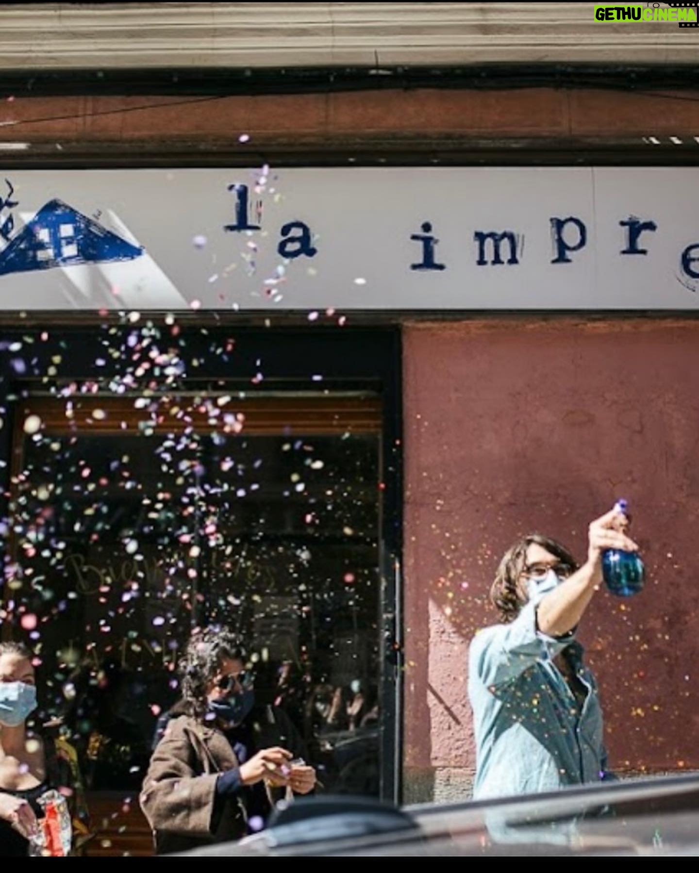 Kiti Mánver - 343 Likes - Preciosa Noche de los Libros en la librería "La Imprenta" Una maravilla ver a gente muy joven disfrutando de la Poesía. Naturaleza poética tiene la particularidad de que puedes oír a l@s poetas, en tu teléfono móvil, leyendo el Código QR del poema elegido. Una gozada, gracias