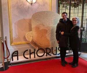 Kiti Mánver Instagram - Id al teatro, sale uno como nuevo. Gracias al estupendo elenco, music@s y a Antonio Banderas por hacernos disfrutar de este gran montaje de A CHORUS LINE. Que ternura la escena donde Victor González trata de ayudar a su mujer" 😂😘. Nos lo pasamos bomba, el público entusiasmado. Bravo 👏🏻👏🏻👏🏻👏🏻👏🏻