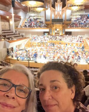 Kiti Mánver Instagram - ¡Ven a mí, espíritu creador! así comienza la Octava sinfonía de Mahler. Cristina Marcos y yo hemos asistido con enorme gozo a un ensayo de la orquesta y coros nacionales. Grandioso, un millón de gracias a tod@ ell@s y en especial a mi linda paisana, la soprano Rosa Miranda por este exquisito regalo. 👏🏻👏🏻👏🏻👏🏻❤️❤️❤️❤️
