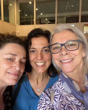 Kiti Mánver Instagram - ¡Ven a mí, espíritu creador! así comienza la Octava sinfonía de Mahler. Cristina Marcos y yo hemos asistido con enorme gozo a un ensayo de la orquesta y coros nacionales. Grandioso, un millón de gracias a tod@ ell@s y en especial a mi linda paisana, la soprano Rosa Miranda por este exquisito regalo. 👏🏻👏🏻👏🏻👏🏻❤️❤️❤️❤️