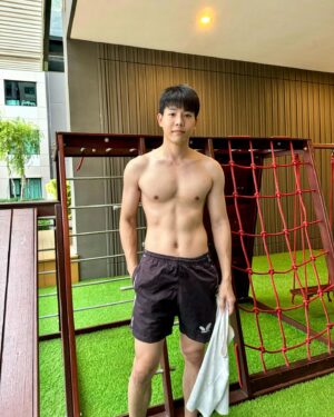 Kittikun Tansuhas Instagram - ผ่านไปแล้วจากวันนั้นที่บอกจะเล่นท้องทุกวัน1เดือน สรุปได้งดไป5วันเนื่องจากงานและเหตุอื่นๆ ผลออกมาก็โอเคนะ ยอมรับได้ เพราะก็ไม่ได้เน้นท้องขนาดนั้นแค่ออกตามท่าที่เคยออกประจำทุกวัน(และไม่ได้ออกเยอะด้วย🤣) ต่อไปก็คงออกต่อไปเรื่อยๆถ้าไม่ติดอะไรนะ อีกซัก2-3เดือนมันก็คงดีกว่านี้ไปอีกแหละ
ปล.1 ระหว่างนั้นก็ออกส่วนอื่นไปด้วย แต่ไม่ได้ออกกำลังกายทั้งเดือนนะ แต่ท้องอ่ะออกทั้งเดือน(ไม่นับ5วันที่หายไป)
ปล.2 ไม่คุมอาหาร ไม่กินอาหารเสริม ไม่กินเวย์ อยากกินอะไรตอนไหนก็กินเหมือนเดิม
ปล.3 เป็นคนที่ไม่ได้ออกกำลังกายหนักอะไรเลย เล่นแบบสบายๆ วันนึงก็45นาที-1ชั่วโมง(รวมเล่นมือถือ) เพื่อนๆจะรู้ดี🤣
จบการรายงาน😐