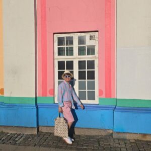 Kittiphak Thongauam Instagram - ทริปที่แล้ว คุณ @eff.b เจ้าของเพจก่อนเข่าฉันสึก แนะนำมาว่าตึกนี้สีสวย นี่เดินผ่านตอนกลางคืนก็อืออือ พาสเทลดี แต่ออกจะจืดๆ ก็เลยเพียงผ่าน เมื่อวานซืนเดินมั่วๆ มาเจออีก โอ้โห กลางคืนกับตอนแดดสาดคือคนละเรื่องงงง แล้วโอ๊ะ มีชุดแพนโทนนี้ แต่อยู่คนเดียว ครั้นจะกวนให้คนที่ผ่านไปมาถ่ายให้ โลเคชั่นก็ยากเกินไป จึงได้แต่เก็บสต๊อกรูปinsert และแจ้งไปทางหนู @napatsverden ที่จะเจออีกวันว่าช่วยพี่ทำคอนเท้นท์นี้ด้วย และเรามีโอกาสอีกวันเดียวในพยากรณ์โคเปนที่แดดจะออก และหนูโอ๊คกับแดดโคเปนก็ไม่ทำให้พี่ผิดหวัง ถือว่าลงเป็นการขอบคุณไปเลยค่ะยี่สิบรูป(คะ?) 🍭💓🌞