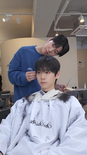 Kiu Instagram - 약간 강동원 닮은 것 같아
💇🏻‍♂️: 좀 작게 이야기해주세요..