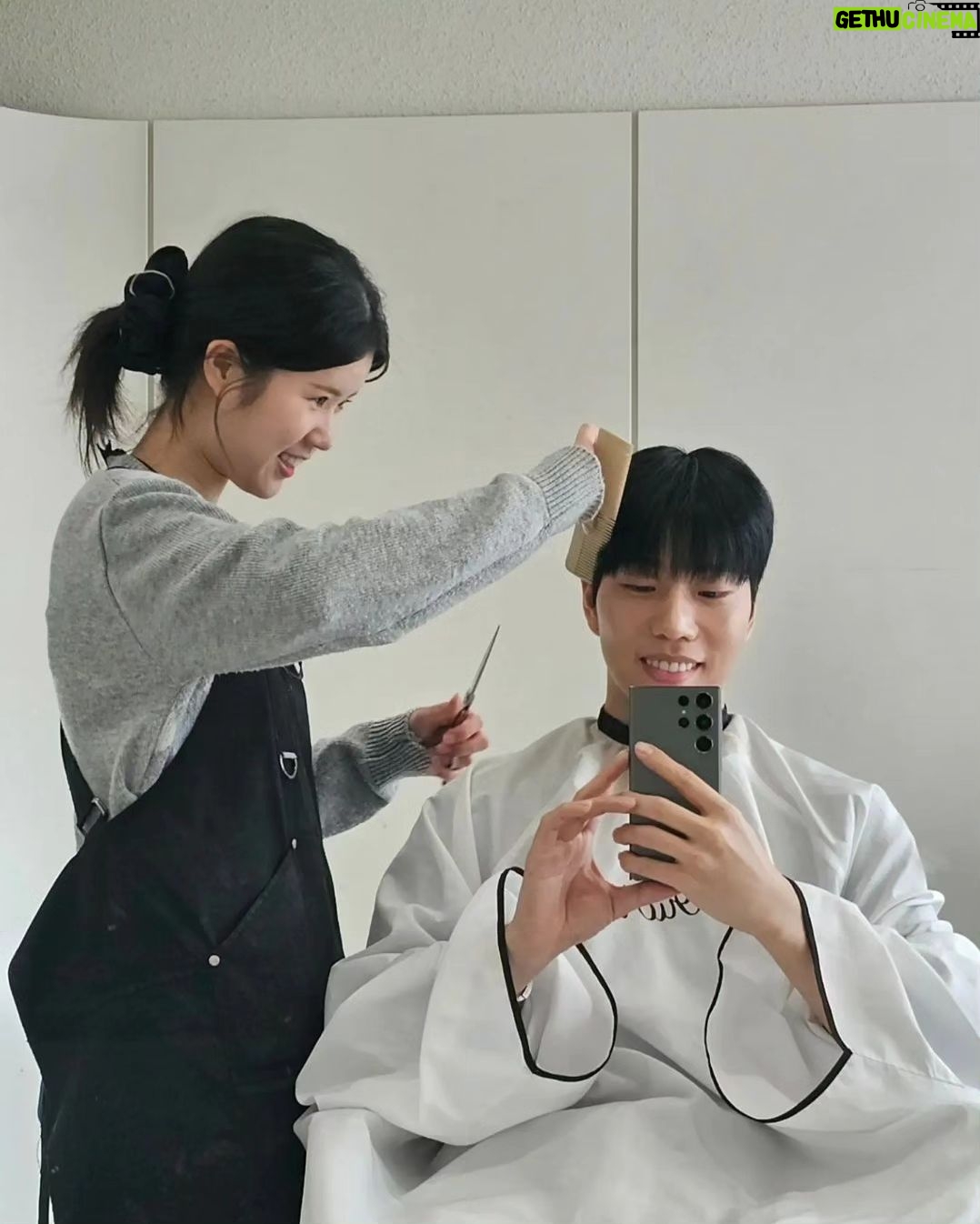 Kiu - 20K Likes - 한 달 전에 유경이 디자이너 달았다고, 축하한다고 글 올렸었는데 한 달 만에 천만원 매출해버리는 유경몬 😍😍
태규쌤이랑 유경쌤 열심히 하고 또 잘해내는 모습 보면 뿌듯합니다 :)
(나는 천만원 매출하는데 일년 가까이 걸렸... 엣헴)
승승장구 해서 원하는 미용하면서, 하고 싶은 것 다 이루는 삶 사세요!!
그리고 스승을 가뿐히 뛰어넘는 미용사가 되세요 #뒤지고싶으면