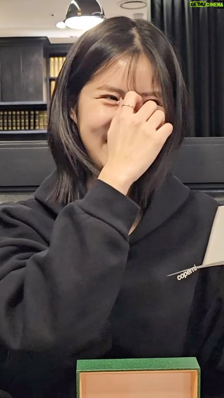 Kiu - 40.8K Likes - 자기가 선물주고 자기가 눈물 흘리는 F유경몬..
고등학생 때 입사해서 자기 디자이너 달면 롤렉스 사준다고 하더니
진짜 그 약속을 지켰구나 이건 평생 간직하도록 할게 고마워