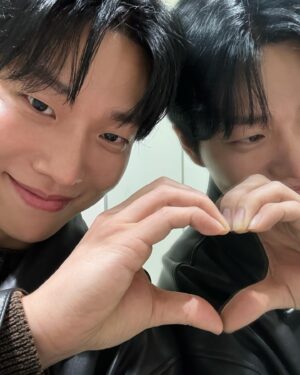 Kiu Instagram - 혼자 하트 하는 방법을 터득했습니다 🫶 #거울하트