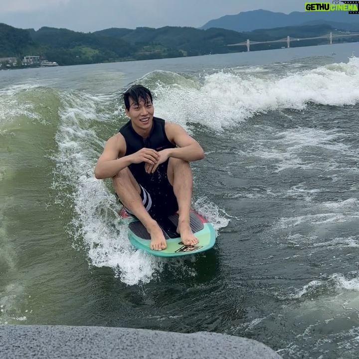 Kiu - 10.7K Likes - 머리 안 젖었을 때 사진 좀 찍어놓을걸😂 마지막 영상만 머리 멀쩡..