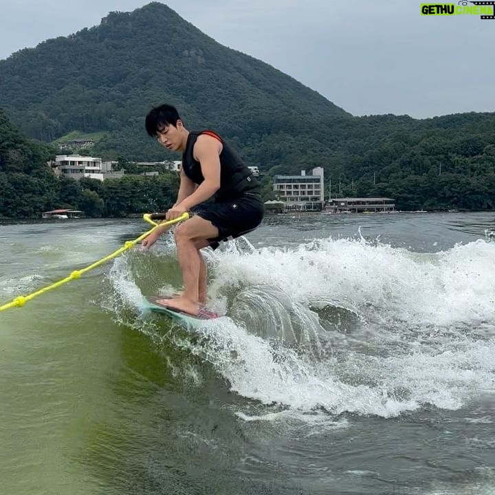 Kiu - 10.7K Likes - 머리 안 젖었을 때 사진 좀 찍어놓을걸😂 마지막 영상만 머리 멀쩡..