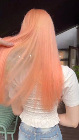 Kiu Instagram - 염색으로는 내기 힘들었던 코랄컬러 샴푸 출시했어요 !!
핑크나 보라, 애쉬 계열은 잘 연출되는데, 코랄컬러 혹은 연어색 같은 느낌을 잘 연출하는 염색약은 찾기 어렵더라구요.

그런 컬러는 염모제보다는 컬러샴푸로 만드는 것이 잘 어울릴 것 같아서 지속적으러 테스트하며 만들고 있었는데, 드디어 모든 준비가 끝나 세상 밖으로 나오게 되었습니다 :)

런칭 기념으로 현재 헤메코랩에서 컬루어 전제품 할인 및 피치코랄은 추가 프로모션 진행 중이니,  필요하신 분들 이번 기회에 겟 하세요 !!