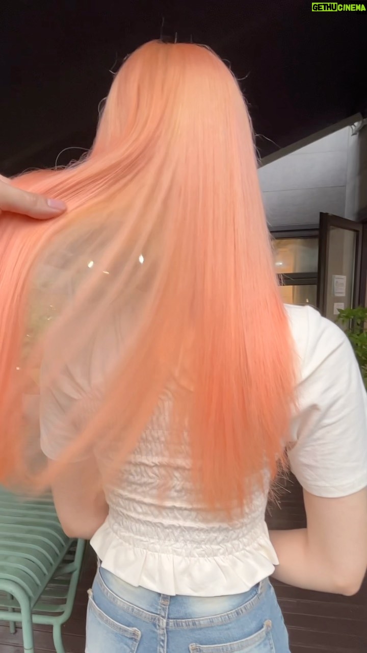 Kiu - 9.9K Likes - 염색으로는 내기 힘들었던 코랄컬러 샴푸 출시했어요 !!
핑크나 보라, 애쉬 계열은 잘 연출되는데, 코랄컬러 혹은 연어색 같은 느낌을 잘 연출하는 염색약은 찾기 어렵더라구요.
그런 컬러는 염모제보다는 컬러샴푸로 만드는 것이 잘 어울릴 것 같아서 지속적으러 테스트하며 만들고 있었는데, 드디어 모든 준비가 끝나 세상 밖으로 나오게 되었습니다 :)
런칭 기념으로 현재 헤메코랩에서 컬루어 전제품 할인 및 피치코랄은 추가 프로모션 진행 중이니, 필요하신 분들 이번 기회에 겟 하세요 !!