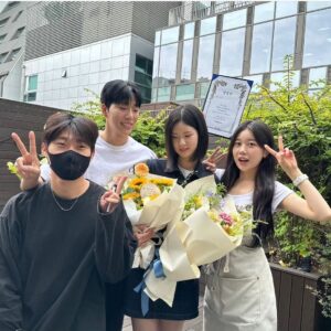 Kiu Instagram - 유경이가 꿈에 그리던 그 날이 왔어요 !
#유경몬디자이너데뷔

그 동안 진짜진짜 고생 많았구, 이제 너만의 미용을 할 준비를 마쳤네🙂 축하해

앞으로 돈 많이 벌어서 스승의 날 좋은 선물을 할 수 있는 디자이너로 성장하길 응원할게

#벌써두번째디자이너
