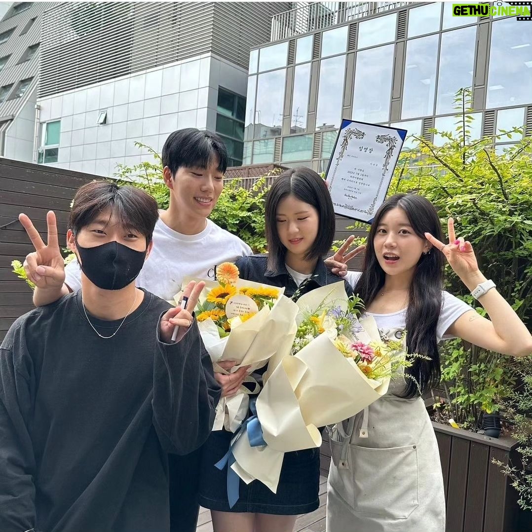 Kiu - 28.8K Likes - 유경이가 꿈에 그리던 그 날이 왔어요 !
#유경몬디자이너데뷔
그 동안 진짜진짜 고생 많았구, 이제 너만의 미용을 할 준비를 마쳤네🙂 축하해
앞으로 돈 많이 벌어서 스승의 날 좋은 선물을 할 수 있는 디자이너로 성장하길 응원할게
#벌써두번째디자이너