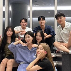 Kiu Instagram - 유경이가 꿈에 그리던 그 날이 왔어요 !
#유경몬디자이너데뷔

그 동안 진짜진짜 고생 많았구, 이제 너만의 미용을 할 준비를 마쳤네🙂 축하해

앞으로 돈 많이 벌어서 스승의 날 좋은 선물을 할 수 있는 디자이너로 성장하길 응원할게

#벌써두번째디자이너