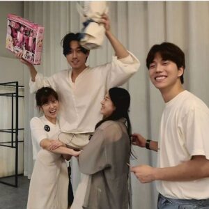 Kiu Instagram - 유경이가 꿈에 그리던 그 날이 왔어요 !
#유경몬디자이너데뷔

그 동안 진짜진짜 고생 많았구, 이제 너만의 미용을 할 준비를 마쳤네🙂 축하해

앞으로 돈 많이 벌어서 스승의 날 좋은 선물을 할 수 있는 디자이너로 성장하길 응원할게

#벌써두번째디자이너