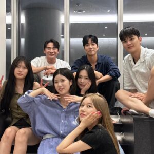 Kiu Instagram - 왜 모였을까용 ?
 전화 받으러 간 태규까지
