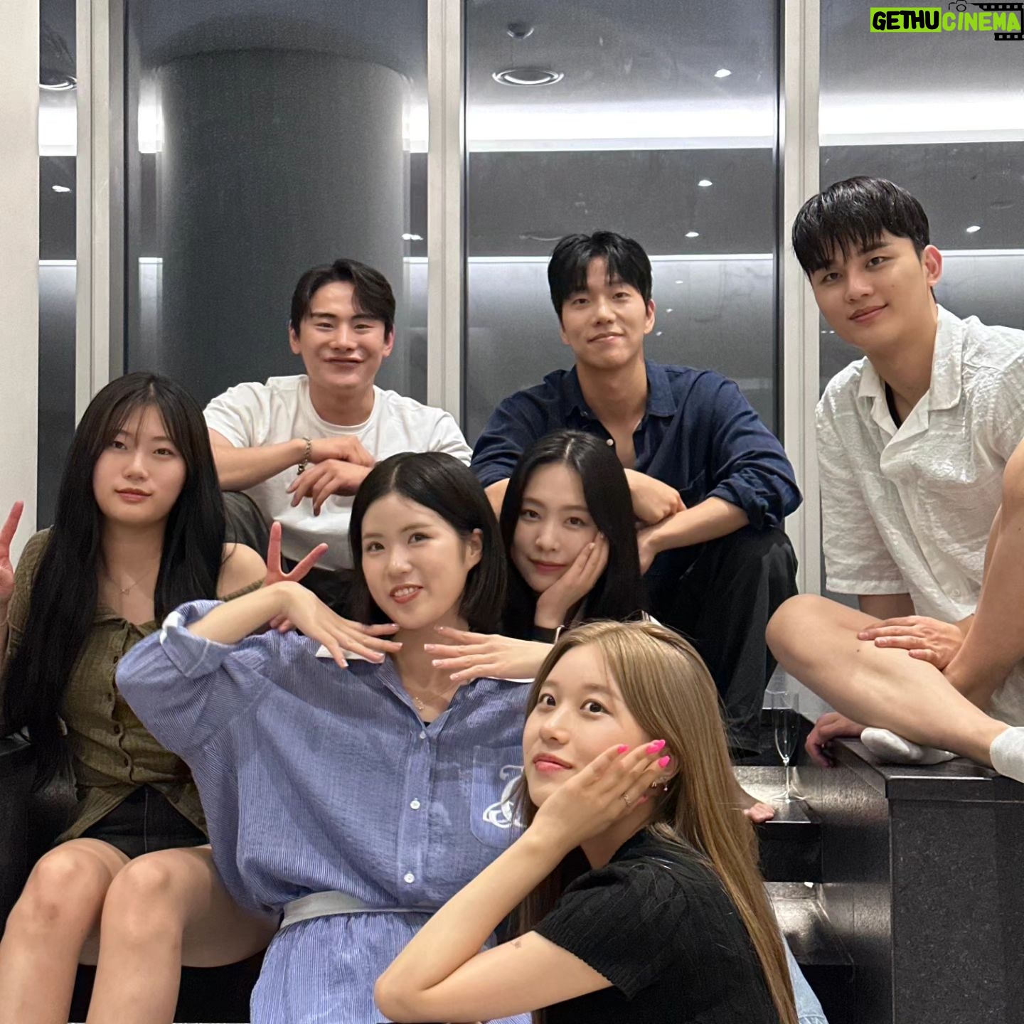 Kiu - 12.8K Likes - 왜 모였을까용 ?
전화 받으러 간 태규까지