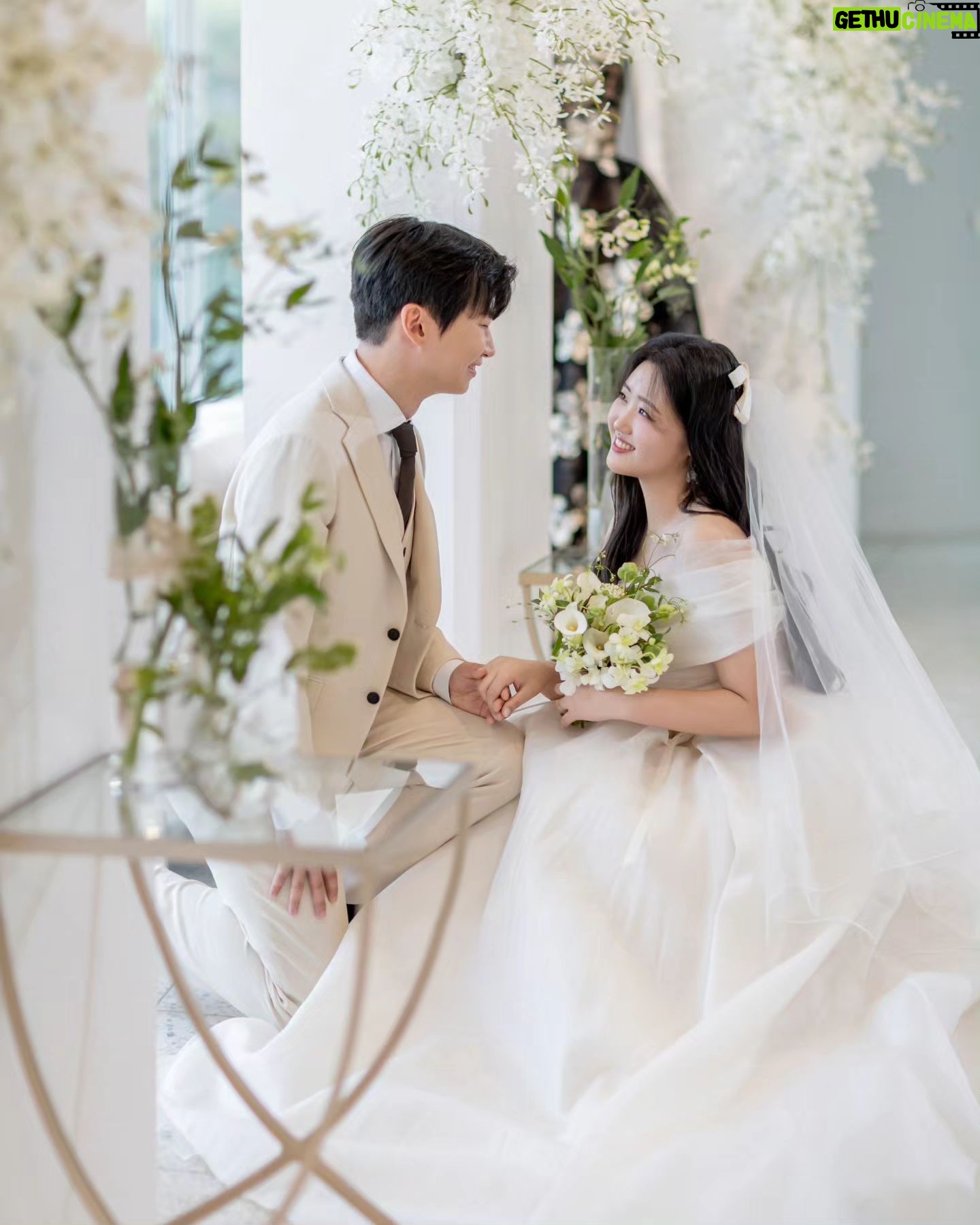 Kiu - 40K Likes - 다양한 이유로 웨딩 사진을 남기지 못한 구독자분들을 위해 #웨딩어게인 프로젝트를 하고 있어요!
첫 번째 커플은 전세사기를 당해 결혼을 미루고, 웨딩사진은 간략하게 하려했던 커플입니다..!
이 프로젝트를 진행한다는 소식을 듣고 흔쾌히 협찬을 해주신 많은 분들 너무 감사드립니다
메이크업 소정실장님 @jrmsgo
드레스 로즈로사 @roserosa.wedding
사진 스바무 @sbamu_official
턱시도 포튼가먼트 @fottongarment
부케 더루즈 @therouge_flower
진행 수진이사님 @ssu_ouioui
지원과 촬영 헤메코 @hemeko.o
너무 예쁜 커플의 결혼을 축하해주세요 :)
본식 드레스까지 협찬해주신 로즈로사
액자와 앨범까지 해주신 스바무
부케 뿐만 아니라 출장 와서 꽃과 식물로 꾸며주신 더루즈 모두 감사합니다.