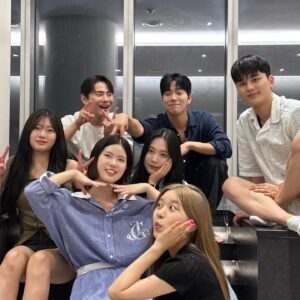 Kiu Instagram - 왜 모였을까용 ?
 전화 받으러 간 태규까지