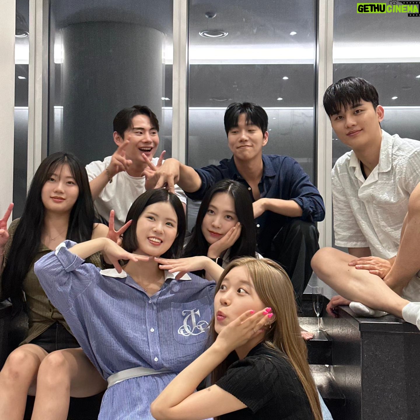 Kiu - 12.8K Likes - 왜 모였을까용 ?
전화 받으러 간 태규까지
