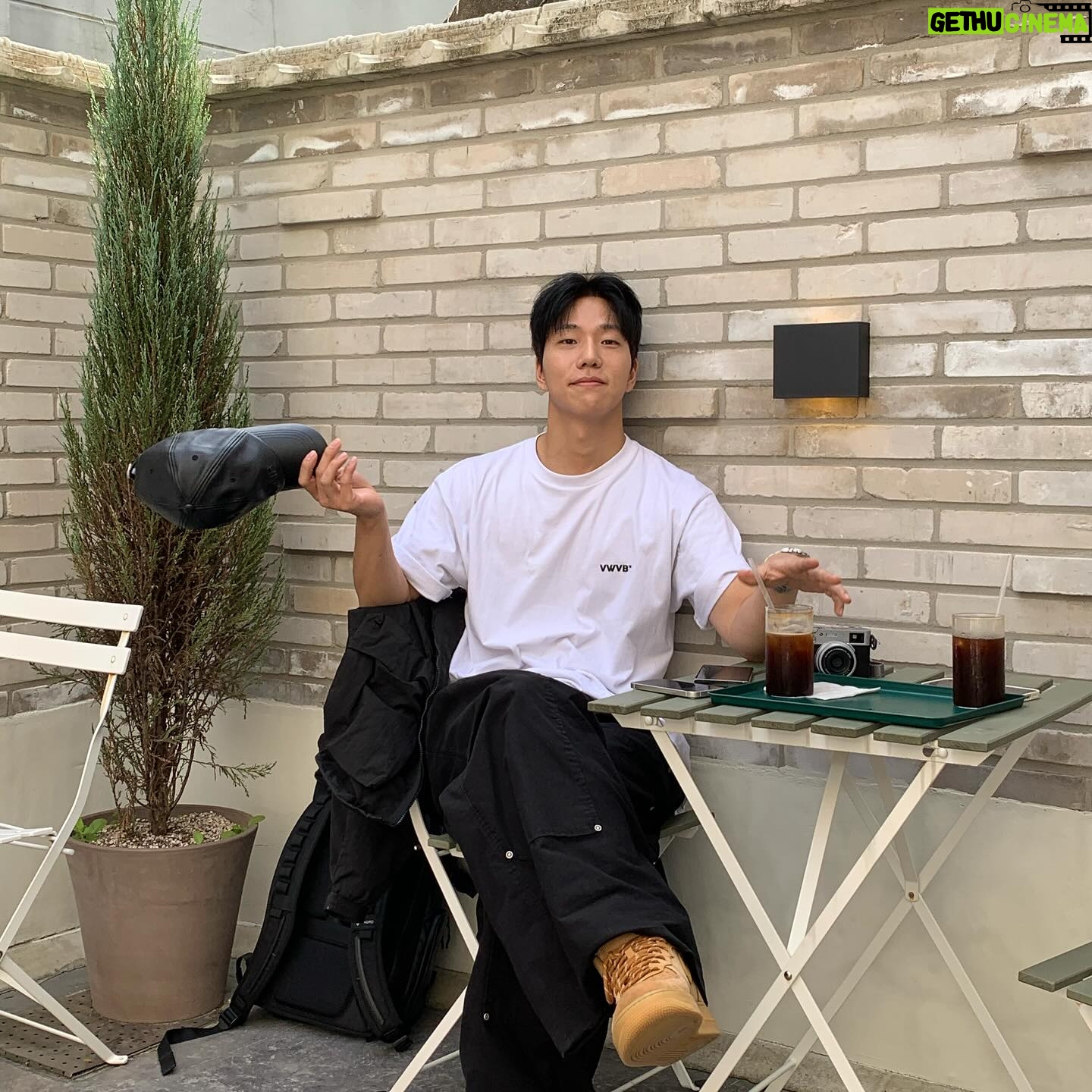 Kiu - 9.8K Likes - 오늘 자고 일어났더니 구독자가 150만명이 되었더라구요 :) 이래저래 행복한 요즘입니다. 과분한 사랑(?) 감사합니다. 다들 행복한 하루 되세요