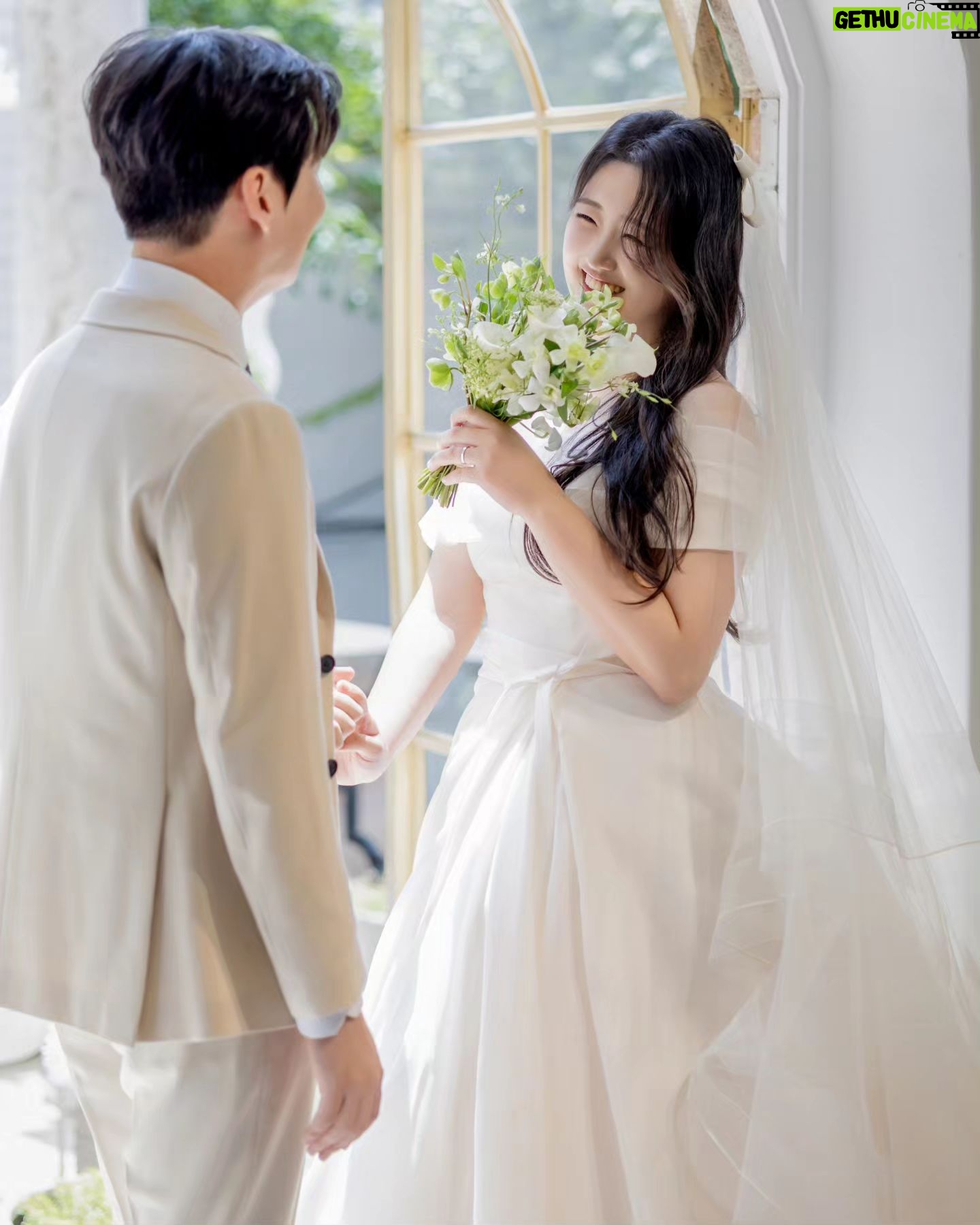 Kiu - 40K Likes - 다양한 이유로 웨딩 사진을 남기지 못한 구독자분들을 위해 #웨딩어게인 프로젝트를 하고 있어요!
첫 번째 커플은 전세사기를 당해 결혼을 미루고, 웨딩사진은 간략하게 하려했던 커플입니다..!
이 프로젝트를 진행한다는 소식을 듣고 흔쾌히 협찬을 해주신 많은 분들 너무 감사드립니다
메이크업 소정실장님 @jrmsgo
드레스 로즈로사 @roserosa.wedding
사진 스바무 @sbamu_official
턱시도 포튼가먼트 @fottongarment
부케 더루즈 @therouge_flower
진행 수진이사님 @ssu_ouioui
지원과 촬영 헤메코 @hemeko.o
너무 예쁜 커플의 결혼을 축하해주세요 :)
본식 드레스까지 협찬해주신 로즈로사
액자와 앨범까지 해주신 스바무
부케 뿐만 아니라 출장 와서 꽃과 식물로 꾸며주신 더루즈 모두 감사합니다.