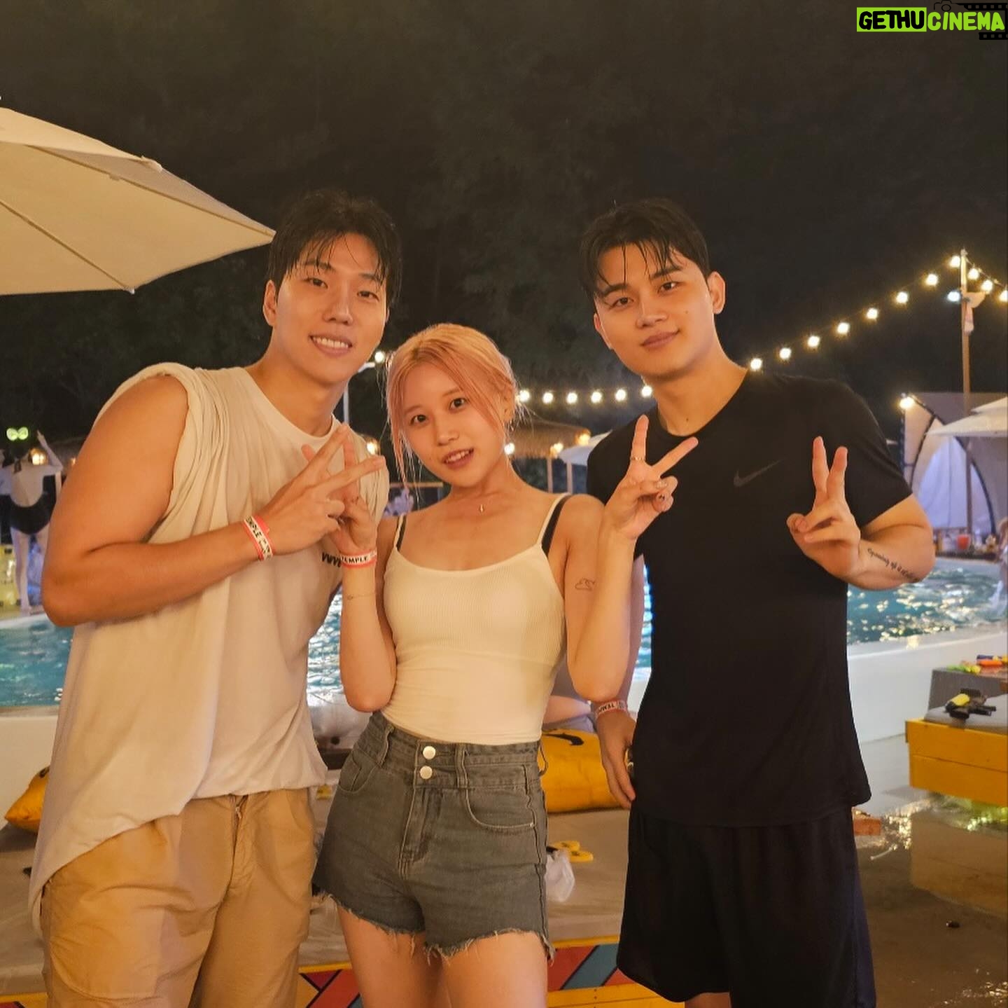 Kiu - 9.8K Likes - 오늘 자고 일어났더니 구독자가 150만명이 되었더라구요 :) 이래저래 행복한 요즘입니다. 과분한 사랑(?) 감사합니다. 다들 행복한 하루 되세요