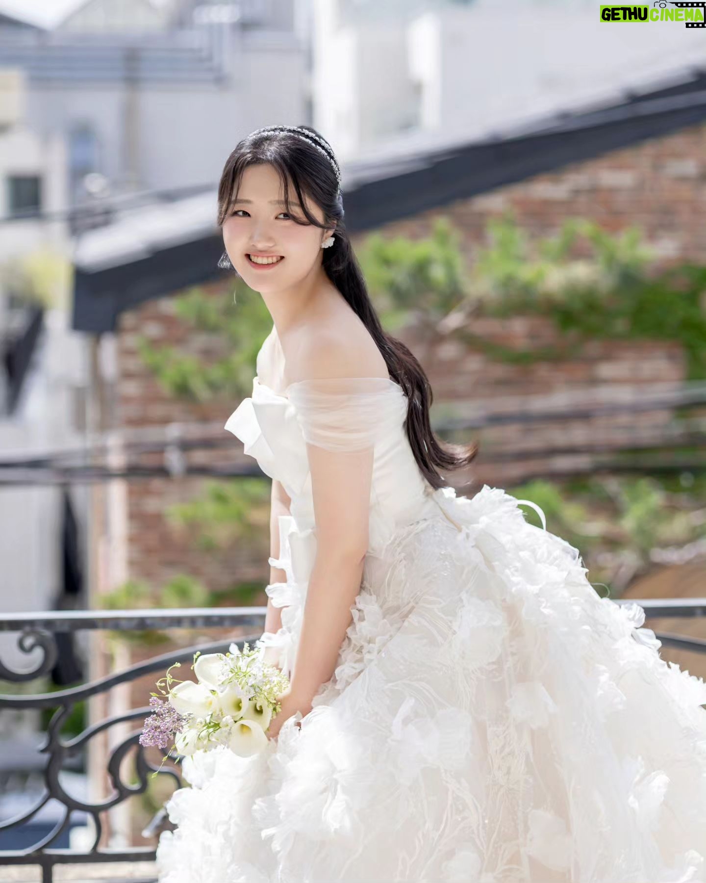 Kiu - 40K Likes - 다양한 이유로 웨딩 사진을 남기지 못한 구독자분들을 위해 #웨딩어게인 프로젝트를 하고 있어요!
첫 번째 커플은 전세사기를 당해 결혼을 미루고, 웨딩사진은 간략하게 하려했던 커플입니다..!
이 프로젝트를 진행한다는 소식을 듣고 흔쾌히 협찬을 해주신 많은 분들 너무 감사드립니다
메이크업 소정실장님 @jrmsgo
드레스 로즈로사 @roserosa.wedding
사진 스바무 @sbamu_official
턱시도 포튼가먼트 @fottongarment
부케 더루즈 @therouge_flower
진행 수진이사님 @ssu_ouioui
지원과 촬영 헤메코 @hemeko.o
너무 예쁜 커플의 결혼을 축하해주세요 :)
본식 드레스까지 협찬해주신 로즈로사
액자와 앨범까지 해주신 스바무
부케 뿐만 아니라 출장 와서 꽃과 식물로 꾸며주신 더루즈 모두 감사합니다.