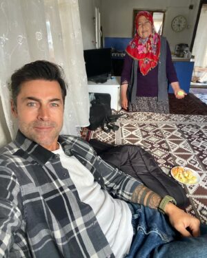 Kıvanç Kasabalı Instagram - Güzel bir bölüm izlediniz umarım 😉 
@sehirdenuzaktatrt
