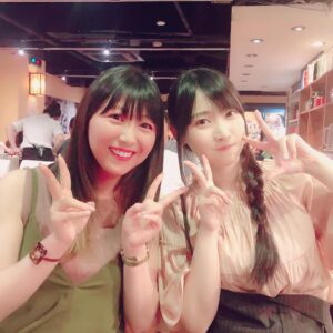 Kiyono Yasuno Instagram - ブラクロ、３年目に突入〜❣
打ち入りでした✨
かな氏とパシャリ📸
カラーリングが違うのは、
飲兵衛としらふの差ですw
今日は青島ビールを浴びました🍻
#ブラッククローバー