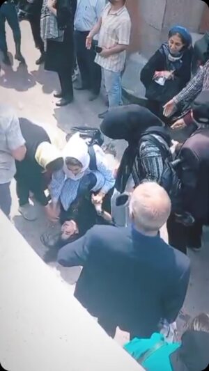 Klaas Heufer-Umlauf Instagram - ⚠️Enthält verstörende Szenen.

Eine Frau, die nach einem Angriff durch Unterdrückungskräfte in optionaler Hijab-Bekleidung gegenüber der U-Bahn-Station Tajrish in Teheran einen Nervenzusammenbruch erlitt; Benutzer sagen, dass sie ins Krankenhaus gebracht wurde, und Polizeibeamte haben mehrere Bürger festgenommen, die den Vorfall gefilmt haben. Die veröffentlichten Bilder zeigen eine junge Frau, die der Menschenmenge sagt, dass sie auf dem Weg zur Arbeit war und dass die Beamten ihr Handy von ihr genommen haben. Es wird gesagt, dass die Sittenpolizei vor der U-Bahn-Station Tajrish im Rahmen des “Keuschheits- und Hijab”-Plans diese Frau belästigt hat. Sie bricht dann wegen des Nervenzusammenbruchs zusammen und wird anscheinend mit Hilfe von Menschen ins Krankenhaus gebracht.

________________________
A woman, after being attacked by suppression forces in optional hijab cover opposite Tajrish Metro station in Tehran, suffered a nervous breakdown; users say she has been transferred to the hospital, and police officers have detained several citizens who were filming the incident. The images released show a young woman telling the crowd that she was on her way to work and that the officers took her mobile phone from her. It is said that the morality police officers in front of Tajrish Metro, in line with the “chastity and hijab” plan, have harassed this woman. She then collapses due to the nervous attack and apparently is transferred to the hospital with the help of people.

#moralitypoliceiran #womanlifefreedom #iranrevoiution