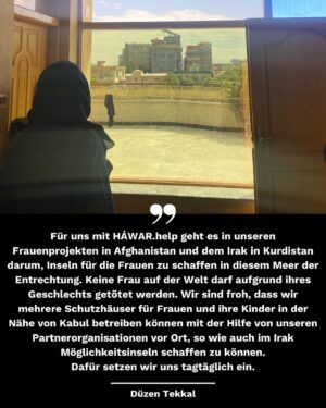 Klaas Heufer-Umlauf Instagram - Sittenpolizei, Geschlechtertrennung, Folter, Verhaftungen, Femizide und Morde -
Frauen werden weltweit dafür getötet und entrechtet, weil sie Frauen sind. Es ist unfassbar wie der Hass auf Frauen die Extremisten vereint. Wir fallen den Frauen im globalen Süden in den Rücken, wenn wir die patriarchalen Strukturen in den Herkunftsländern relativieren und legitimieren. 

Momentan erschüttern die aktuellen Fälle des Mordes an der irakischen Influencerin Om Fahad (Ghufran Mahdi Sawadi) und die Verurteilung der 29-jährigen Aktivistin und Fitnesstrainerin Manahel al-Otaibi in Saudi-Arabien zu elf Jahren Haft. Der Grund der Anklage gegen die Frauenrechts-Aktivistin ist ihre „unanständige“ Kleidung sowie ihre Aufrufe in sozialen Netzwerken, wie das System männlicher Vormundschaft in Saudi Arabien zu beenden. Auch die irakische Influencerin Om Fahad war immer wieder Anfeindungen und Hasskommentaren auf Social Media Posts ausgesetzt wegen ihrer Kleidung, weil sie tanzte und sich schminkte. Nun wurde sie direkt vor ihrem Zuhause kaltblütig erschossen. Sie hinterlässt ihren sechsjährigen Sohn. Zuvor wurde die Influencerin im Februar 2023 von einem Gericht zu sechs Monaten Gefängnis verurteilt unter dem Vorwand, dass ihre Videos „unanständige Äußerungen, die die Schamhaftigkeit und die öffentliche Moral untergraben“ enthalten würden. 

Auch der Fall der 16-jährigen Nika Shakarami in Iran, über den wir schon ausführlich berichteten, zeigt genau das. In der Islamischen Republik ist die Gender Apartheid und die Entrechtung, Tötung und Unterdrückung der Frauen und Mädchen Staatsdoktrin. 

Für uns mit HÁWAR.help geht es in unseren Frauenprojekten in Afghanistan und dem Irak in Kurdistan darum, Inseln für die Frauen zu schaffen in diesem Meer der Entrechtung. Keine Frau auf der Welt darf aufgrund ihres Geschlechts getötet werden. Wir sind froh, dass wir mehrere Schut�zhäuser für Frauen und ihre Kinder in der Nähe von Kabul betreiben können mit der Hilfe von unseren Partnerorganisationen vor Ort, so wie auch im Irak Möglichkeitsinseln schaffen zu können. Dafür setzen wir uns tagtäglich ein.