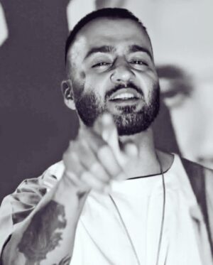 Klaas Heufer-Umlauf Instagram - Toomaj Salehi, ein Rapper, der immer die Anliegen seines Volkes in seiner Heimat zum Ausdruck brachte und mit seiner Kunst gegen die aktuellen Bedingungen im Iran protestierte, wurde zum Tode verurteilt. Nach seiner Freilassung und der Enthüllung der Folter und unmenschlichen Bedingungen, die er im Gefängnis erlitten hatte, wurde er zurück ins Gefängnis gebracht und sein Urteil wurde von Haft auf Hinrichtung geändert. Wenn Gerechtigkeit existiert, ist das Todesurteil für Toomaj Salehi zweifellos eine Beleidigung für die Gerechtigkeit. Toomaj steht für Widerstand gegen Unterdrückung und Tyrannei für Millionen von Menschen. Seine Stimme hallt in der Seele des Irans wider. Wir werden angesichts dieses Urteils nicht schweigen.
 Toomaj pflegte zu sagen: ‘Wenn du heute nicht bei mir bist, weine morgen nicht um mich, wenn ich getötet werde. Erinnere dich an Toomaj, bevor es zu spät ist...’

______________________________________
Toomaj Salehi, a rapper who always voiced the people’s concerns in his homeland and protested against the current conditions in Iran with his art, has been sentenced to death. After his release and revealing the tortures and inhumane conditions he endured in prison, he was returned to prison and his sentence was changed from imprisonment to execution. If justice exists, the death sentence for Toomaj Salehi is undoubtedly an insult to justice. Toomaj represents resilience against oppression and tyranny for millions of people. His voice echoes in the soul of Iran. We will not remain silent in the face of this sentence. Toomaj used to say, ‘If you’re not with me today, don’t cry for me tomorrow when I’m killed. Remember Toomaj, before it’s too late...’

#FreeToomaj #FreeToomajSalehi #ToomajSalehi #WomanLifeFreedom