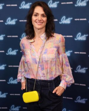 Klára Issová Instagram - Ty poslední dva měsíce nějak prosvištěly…aneb: po práci - zas práci…☺️…zahrada rules…👩🏻‍🌾…a jaro, a spoustu práce, a pozdravy všem po dlouhé době…😉🍓☀️🍀🍒…
•
#gardening #training #acting #littlebitofparis #springinfullspeed
