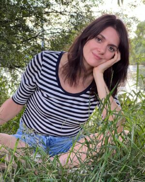 Klára Issová Instagram - Ty poslední dva měsíce nějak prosvištěly…aneb: po práci - zas práci…☺️…zahrada rules…👩🏻‍🌾…a jaro, a spoustu práce, a pozdravy všem po dlouhé době…😉🍓☀️🍀🍒…
•
#gardening #training #acting #littlebitofparis #springinfullspeed