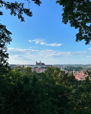 Klára Issová Instagram - Jeden den v mém oblíbeném městě.😍❣️…a vzkazy po cestě: “Kde světlo je, tma odchází bez boje”. 💛   “POZOR - chovejte se k sobě ochleduplně”. (Nejen na koloběžkách…😉)
•
One day in my favorite city.♥️
•
#praha #petřín #love #myhomecity #praha2024 #prague #walks #walkinthecity #magicalcity #magicalcityprague