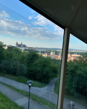 Klára Issová Instagram - Jeden den v mém oblíbeném městě.😍❣️…a vzkazy po cestě: “Kde světlo je, tma odchází bez boje”. 💛   “POZOR - chovejte se k sobě ochleduplně”. (Nejen na koloběžkách…😉)
•
One day in my favorite city.♥️
•
#praha #petřín #love #myhomecity #praha2024 #prague #walks #walkinthecity #magicalcity #magicalcityprague