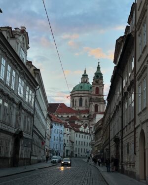 Klára Issová Instagram - Jeden den v mém oblíbeném městě.😍❣️…a vzkazy po cestě: “Kde světlo je, tma odchází bez boje”. 💛   “POZOR - chovejte se k sobě ochleduplně”. (Nejen na koloběžkách…😉)
•
One day in my favorite city.♥️
•
#praha #petřín #love #myhomecity #praha2024 #prague #walks #walkinthecity #magicalcity #magicalcityprague