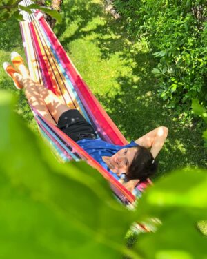 Klára Issová Instagram - Ty poslední dva měsíce nějak prosvištěly…aneb: po práci - zas práci…☺️…zahrada rules…👩🏻‍🌾…a jaro, a spoustu práce, a pozdravy všem po dlouhé době…😉🍓☀️🍀🍒…
•
#gardening #training #acting #littlebitofparis #springinfullspeed