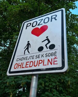 Klára Issová Instagram - Jeden den v mém oblíbeném městě.😍❣️…a vzkazy po cestě: “Kde světlo je, tma odchází bez boje”. 💛   “POZOR - chovejte se k sobě ochleduplně”. (Nejen na koloběžkách…😉)
•
One day in my favorite city.♥️
•
#praha #petřín #love #myhomecity #praha2024 #prague #walks #walkinthecity #magicalcity #magicalcityprague