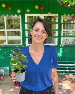 Klára Issová Instagram - Ty poslední dva měsíce nějak prosvištěly…aneb: po práci - zas práci…☺️…zahrada rules…👩🏻‍🌾…a jaro, a spoustu práce, a pozdravy všem po dlouhé době…😉🍓☀️🍀🍒…
•
#gardening #training #acting #littlebitofparis #springinfullspeed
