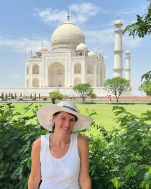Klára Issová Instagram - 🕌…22 let práce, 20 tisíc dělníků, krásné řemeslné a umělecké detaily…fascinující příběh hrobky Tadž Mahal postavené jako místo posledního odpočinku pro svou LÁSKU…🤍 Díky úžasnému průvodci (kontakt na poslední fotce) jsem měla možnost obdivovat tento nový sedmý div světa a dozvědět se nejen vše o této úžasné stavbě ale také jaké to je provázet turisty z celého světa a žít za zdí Tadž Mahalu od útlého dětství…Díky za krásný zážitek.🙏🏻✨
#tadzmahal #tajmahal  #indie #whitewonder #7divsveta #🕌 #🤍