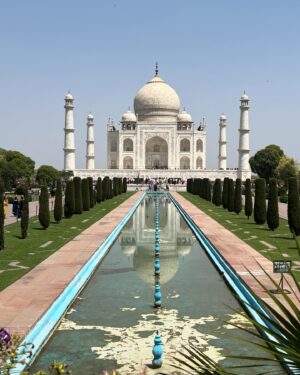 Klára Issová Instagram - 🕌…22 let práce, 20 tisíc dělníků, krásné řemeslné a umělecké detaily…fascinující příběh hrobky Tadž Mahal postavené jako místo posledního odpočinku pro svou LÁSKU…🤍 Díky úžasnému průvodci (kontakt na poslední fotce) jsem měla možnost obdivovat tento nový sedmý div světa a dozvědět se nejen vše o této úžasné stavbě ale také jaké to je provázet turisty z celého světa a žít za zdí Tadž Mahalu od útlého dětství…Díky za krásný zážitek.🙏🏻✨
#tadzmahal #tajmahal  #indie #whitewonder #7divsveta #🕌 #🤍