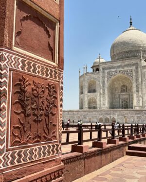 Klára Issová Instagram - 🕌…22 let práce, 20 tisíc dělníků, krásné řemeslné a umělecké detaily…fascinující příběh hrobky Tadž Mahal postavené jako místo posledního odpočinku pro svou LÁSKU…🤍 Díky úžasnému průvodci (kontakt na poslední fotce) jsem měla možnost obdivovat tento nový sedmý div světa a dozvědět se nejen vše o této úžasné stavbě ale také jaké to je provázet turisty z celého světa a žít za zdí Tadž Mahalu od útlého dětství…Díky za krásný zážitek.🙏🏻✨
#tadzmahal #tajmahal  #indie #whitewonder #7divsveta #🕌 #🤍