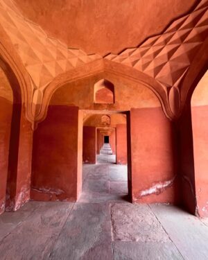 Klára Issová Instagram - 🕌…22 let práce, 20 tisíc dělníků, krásné řemeslné a umělecké detaily…fascinující příběh hrobky Tadž Mahal postavené jako místo posledního odpočinku pro svou LÁSKU…🤍 Díky úžasnému průvodci (kontakt na poslední fotce) jsem měla možnost obdivovat tento nový sedmý div světa a dozvědět se nejen vše o této úžasné stavbě ale také jaké to je provázet turisty z celého světa a žít za zdí Tadž Mahalu od útlého dětství…Díky za krásný zážitek.🙏🏻✨
#tadzmahal #tajmahal  #indie #whitewonder #7divsveta #🕌 #🤍