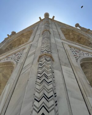 Klára Issová Instagram - 🕌…22 let práce, 20 tisíc dělníků, krásné řemeslné a umělecké detaily…fascinující příběh hrobky Tadž Mahal postavené jako místo posledního odpočinku pro svou LÁSKU…🤍 Díky úžasnému průvodci (kontakt na poslední fotce) jsem měla možnost obdivovat tento nový sedmý div světa a dozvědět se nejen vše o této úžasné stavbě ale také jaké to je provázet turisty z celého světa a žít za zdí Tadž Mahalu od útlého dětství…Díky za krásný zážitek.🙏🏻✨
#tadzmahal #tajmahal  #indie #whitewonder #7divsveta #🕌 #🤍