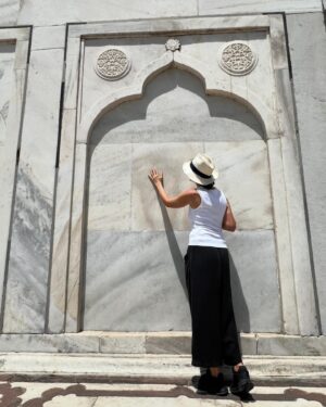 Klára Issová Instagram - 🕌…22 let práce, 20 tisíc dělníků, krásné řemeslné a umělecké detaily…fascinující příběh hrobky Tadž Mahal postavené jako místo posledního odpočinku pro svou LÁSKU…🤍 Díky úžasnému průvodci (kontakt na poslední fotce) jsem měla možnost obdivovat tento nový sedmý div světa a dozvědět se nejen vše o této úžasné stavbě ale také jaké to je provázet turisty z celého světa a žít za zdí Tadž Mahalu od útlého dětství…Díky za krásný zážitek.🙏🏻✨
#tadzmahal #tajmahal  #indie #whitewonder #7divsveta #🕌 #🤍
