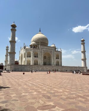 Klára Issová Instagram - 🕌…22 let práce, 20 tisíc dělníků, krásné řemeslné a umělecké detaily…fascinující příběh hrobky Tadž Mahal postavené jako místo posledního odpočinku pro svou LÁSKU…🤍 Díky úžasnému průvodci (kontakt na poslední fotce) jsem měla možnost obdivovat tento nový sedmý div světa a dozvědět se nejen vše o této úžasné stavbě ale také jaké to je provázet turisty z celého světa a žít za zdí Tadž Mahalu od útlého dětství…Díky za krásný zážitek.🙏🏻✨
#tadzmahal #tajmahal  #indie #whitewonder #7divsveta #🕌 #🤍