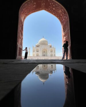 Klára Issová Instagram - 🕌…22 let práce, 20 tisíc dělníků, krásné řemeslné a umělecké detaily…fascinující příběh hrobky Tadž Mahal postavené jako místo posledního odpočinku pro svou LÁSKU…🤍 Díky úžasnému průvodci (kontakt na poslední fotce) jsem měla možnost obdivovat tento nový sedmý div světa a dozvědět se nejen vše o této úžasné stavbě ale také jaké to je provázet turisty z celého světa a žít za zdí Tadž Mahalu od útlého dětství…Díky za krásný zážitek.🙏🏻✨
#tadzmahal #tajmahal  #indie #whitewonder #7divsveta #🕌 #🤍