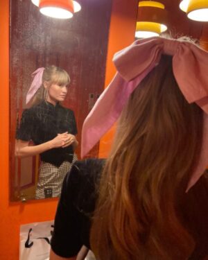 Klara Kristin Instagram - Thank u @claraalmaogco for making me look cute 🎀 #60s for ever.
Thank u @sophiebillebrahe for making me glitter & @caroeditions for the bow 💗 

The look was for my album release ☕️ #tiramisufortwo For listen link in bio 💋
